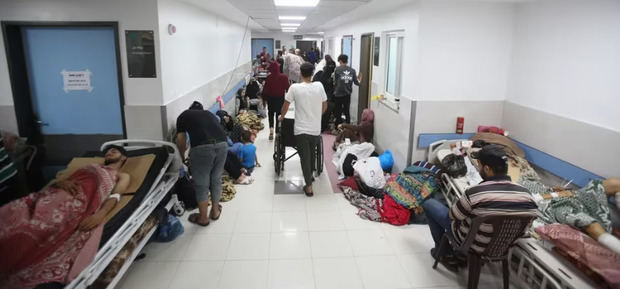 Palestinos heridos en bombardeos israelíes duermen en una cama de hospital en una sala del hospital Al-Shifa de la ciudad de Gaza.