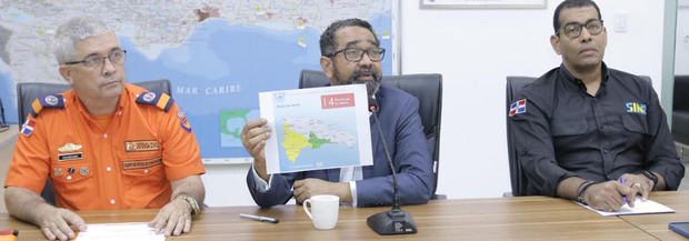 Director Defensa Civil activa provinciales ante posible paso de disturbio tropical sobre el país.