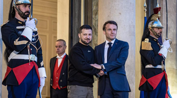 Volodimir Zelenski, recibido por Emmanuel Macron en París.