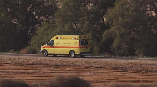 Una ambulancia con rehenes israelíes se dirige a cruce fronterizo de Kerem Shalom, después de su liberación por parte de Hamás conforme al acuerdo de alto el fuego alcanzado por ambas partes.