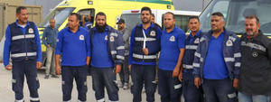 Conductores de ambulancias en el lado egipcio del cruce de Rafah.