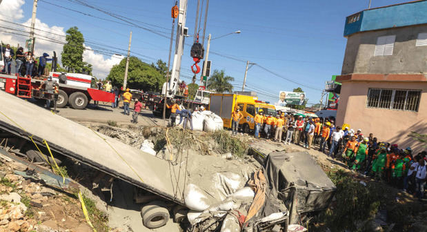 Gran parte del autobús involucrado en accidente en Haina quedó sepultado por la patana, lo que dificultó las labores de rescate.
