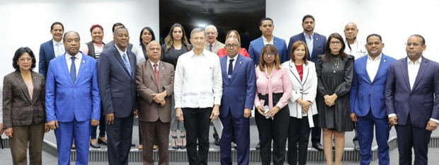 En el centro ministro de Relaciones Exteriores, Roberto Álvarez.