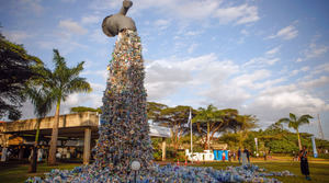 Un monumento de 9 metros de altura titulado 'Cierra el grifo del plástico'.