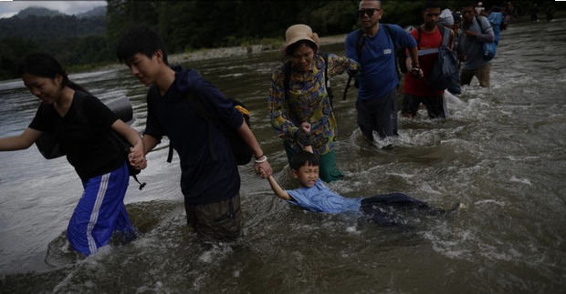 Migrantes cruzan el río Turquesa en Darién, en una fotografía de archivo.