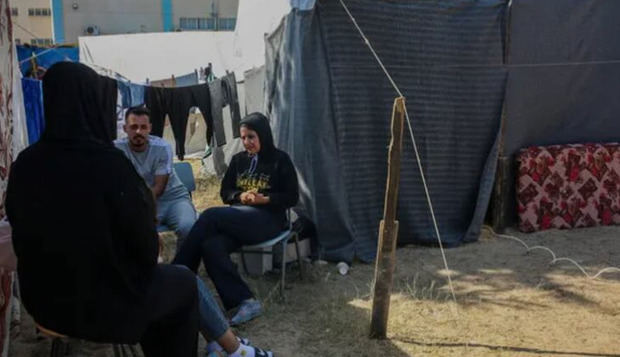 Miles de familias se refugian en campamentos del sur de Gaza.