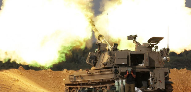 Una unidad de artillería israelí realiza bombardeos contra objetivos en la Franja de Gaza desde un lugar no revelado junto a la frontera entre Israel y Gaza en Israel.