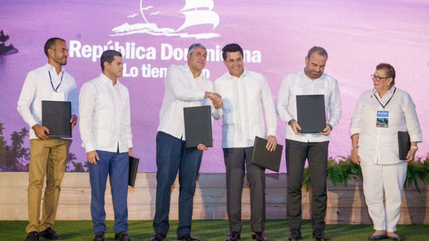 Ministro David Collado y el secretario general de la OMT en la declaración de compromiso.