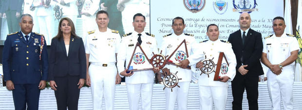 Graduación celebrada por la escuela de Graduados de Comando y Estado Mayor Naval, EGCEMN, y el Centro de Capacitación Técnica CCT, ARD.