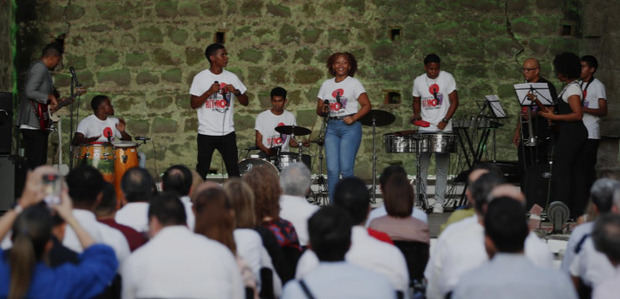Músicos de la Escuelita del Ritmo de Portobelo participan durante un evento con motivo de la clausura en diciembre de la presidencia española del Consejo de la UE 2023 en Ciudad de Panamá.