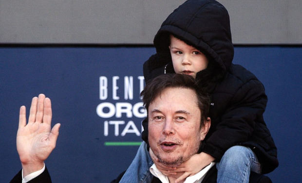 El empresario Elon Musk hoy en Roma con uno de sus hijos a sus hombros.