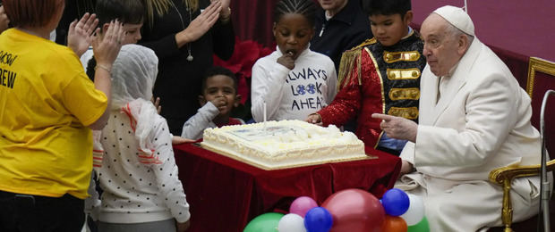 El papa celebra su 87 cumpleaños con una fiesta circense.