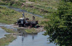 Medio Ambiente refuerza protección de ríos al prohibir el abandono de cualquier material.