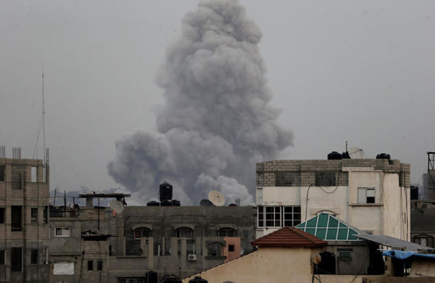 Humo se eleva sobre edificios residenciales tras un ataque aéreo israelí en la ciudad de Jan Yunis, al sur de la Franja de Gaza.