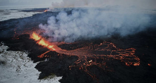 Fotografía aérea tomada con un drone muestra lava y humo saliendo de una fisura volcánica durante una erupción cerca de la ciudad de Grindavik, en la península de Reykjanes (Islandia). 