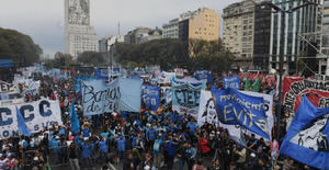 Sindicatos y organizaciones argentinas vuelven alas calles contra el decreto de Milei.