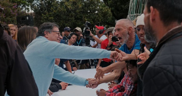 Presidente Gustavo Petro, mientras saluda a habitantes de calle durante una celebración navideña hoy en la Casa de Nariño en Bogotá (Colombia).