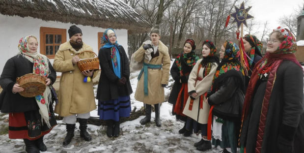 Ucranianos celebran por primera vez Navidad el 25 de diciembre en medio de ataques rusos.