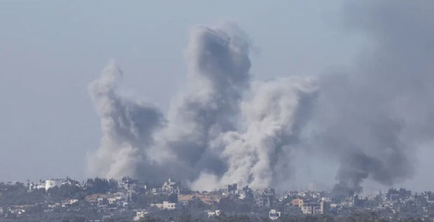El humo se eleva sobre el campo de refugiados de Al-Bureij, en el centro de la Franja de Gaza, tras el bombardeo del ejército israelí.