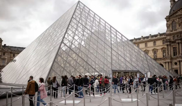 La pirámide de cristal del Museo del Louvre.