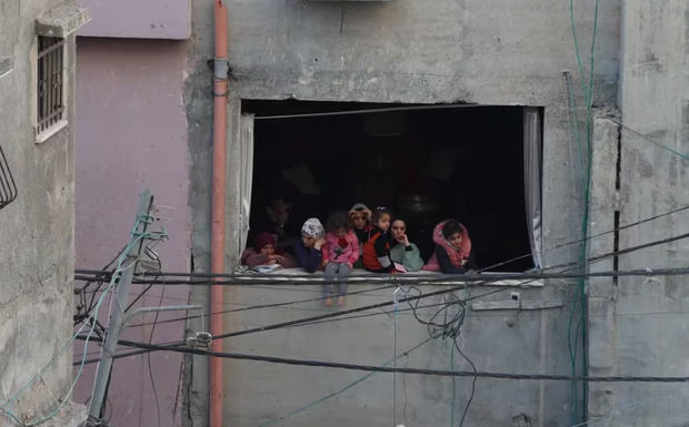 Un grupo de mujeres y niñas palestinas que observa la destrucción provocada por los bombardeos israelíes en el campo de refugiados de Nur Shams.