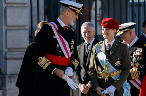 La princesa Leonor y el rey Felipe VI, en la Plaza de la Armería del Palacio Real durante la ceremonia de la Pascua Militar. 