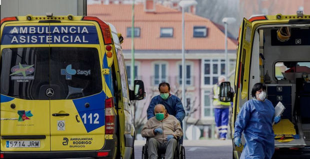 Un sanitario lleva a un enfermo a la puerta de urgencias de un hospital.