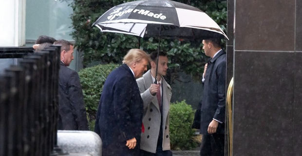 El presidente estadounidense Donald Trump (c) entra a un hotel después de salir del juzgado de los Estados Unidos E. Barrett Prettyman en Washington.