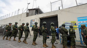 Confirman que 139 funcionarios de prisiones están retenidos en cinco cárceles de Ecuador
