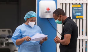 Personas buscan información en el hospital Moscoso Puello, en Santo Domingo, en una fotografía de archivo.