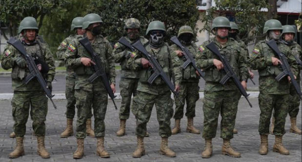 Una compañía de soldados ecuatorianos recibe instrucciones antes de salir a patrullar, en el barrio Comité del Pueblo Zona Once, en Quito.