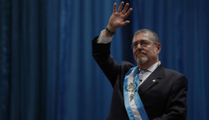 El presidente de Guatemala finalmente investido, sin la presencia de Felipe VI y de Boric