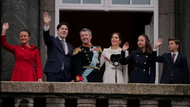 La sucesión se hizo efectiva en un Consejo de Estado celebrado en el castillo de Christiansborg.