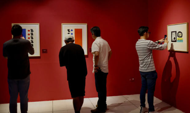 Visitantes observan obras del artista catalán Joan Miró.