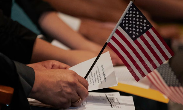 Estados Unidos anuncia un aumento de tarifas para ciertos trámites migratorios.