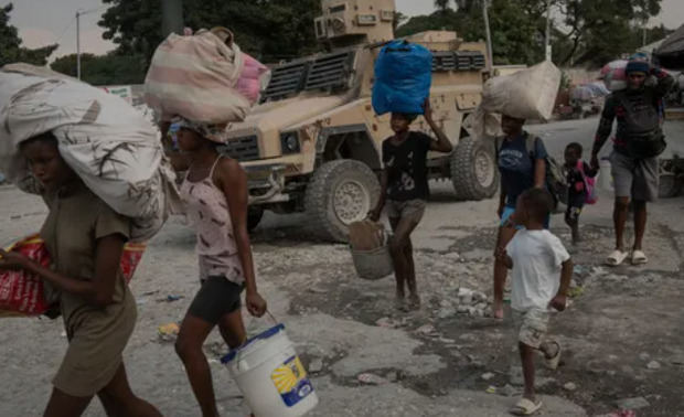 Personas abandonan sus hogares a causa de la guerra entre bandas armadas en la zona de Pernier, en la comuna de Petionville.