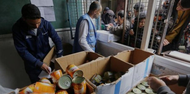 Los equipos del UNRWA trabajan sin descanso para distribuir alimentos a los palestinos.