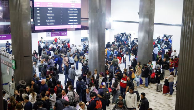 Pasajeros se agolpan en la Terminal 1 del Aeropuerto Internacional Benito Juárez de la Ciudad de México.
