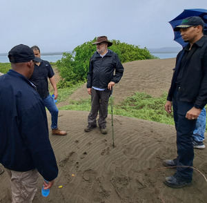 Ministro de Medio Ambiente realiza recorrido por Las Dunas de Baní; buscan liberar área protegida de ocupación ilegal