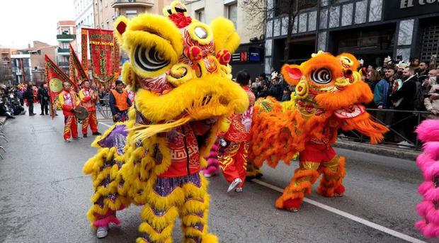 Pasacalles con leones, dragones, comparsas, carrozas y danzas chinas por el Año Nuevo Chino 2024.