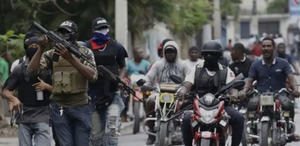 Centenares de desplazados haitianos huyen de la guerra entre bandas.