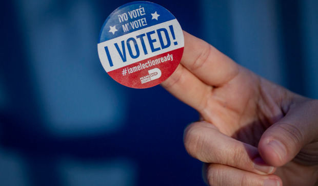 Una persona muestra la calcomanía de 'Yo voté' después de ejercer su voto en Miami, Florida (EE.UU.).