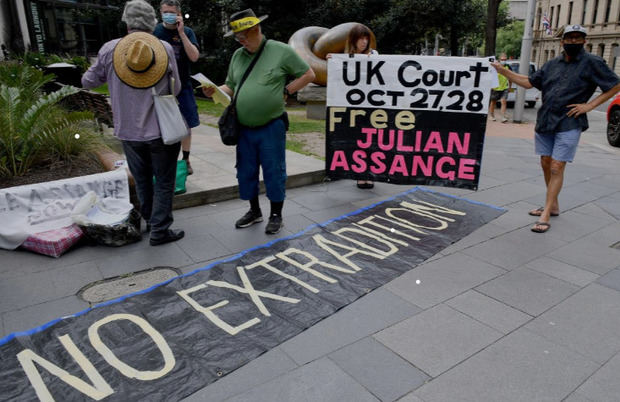 Manifestantes protestan contra la extradición del australiano y fundador de WikiLeaks Julian Assange a los Estados Unidos frente a las oficinas del consulado británico en Sídney.