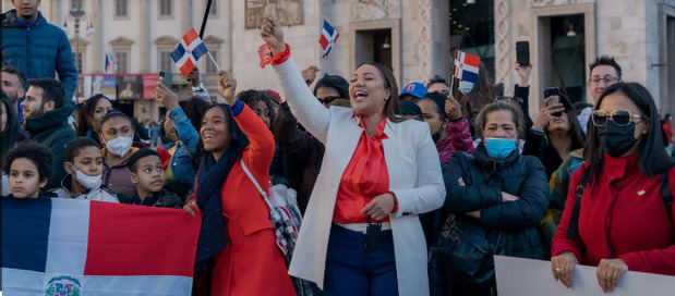 Decenas de dominicanos desfilan en Roma para celebrar los 180 años de la Independencia.