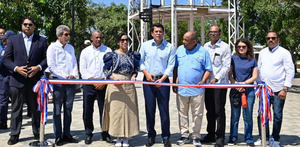 Ministro de Turismo entrega el remozado parque Duarte.