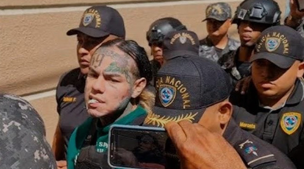 La Fiscalía apela las medidas de coerción al rapero Tekashi por violencia de género.