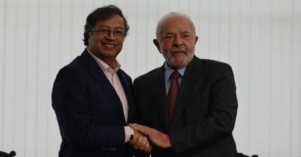 El presidente de Brasil, Luiz Inacio Lula da Silva (d), y el presidente de Colombia, Gustavo Petro (i)