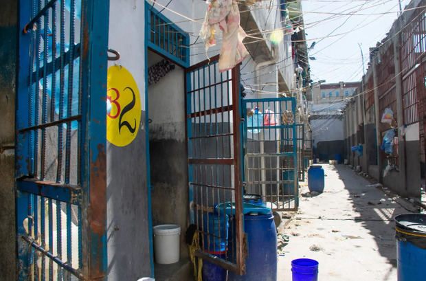 Penitenciaria Nacional luego del ataque por parte de bandas armadas, este domingo en Puerto Príncipe (Haití).