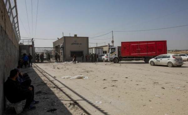 Palestinos esperan la entrada de camiones de ayuda humanitaria a la Franja de Gaza por el cruce de Kerem Shalom, en Rafah, sur de la Franja de Gaza.