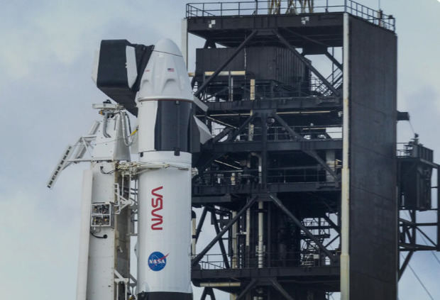 La nave espacial SpaceX Dragon Endeavor de la NASA, a bordo de un cohete Falcon 9, que transportará al Crew-8, este 2 de marzo de 2024.